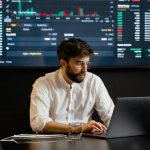 Человек за компьютером анализирует информацию