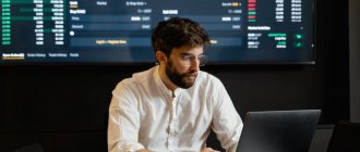 Человек за компьютером анализирует информацию