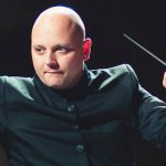 дирижер управляет оркестром