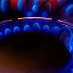 газовщик проверяет котел