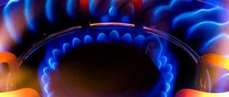 газовщик проверяет котел