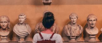 Главная картинка статьи Экскурсоводы, смотрители, научные сотрудники. Кто работает в музее?
