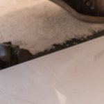 мастер по укладке плитки за работой