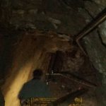 проходчик занимается креплением шпура фото