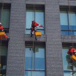Промышленные альпинисты работают на высоте.
