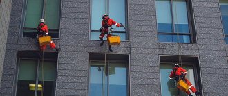 Промышленные альпинисты работают на высоте.