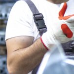 слесарь за работой